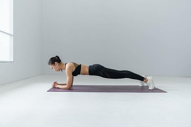 yoga tại nhà giảm mỡ bụng tư thế plank