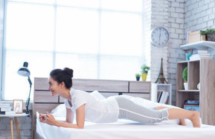 Plank - tập thể dục giảm mỡ bụng trên giường hiệu quả