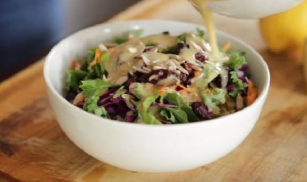 Salad giảm cân sử dụng nước sốt mè rang đậm vị