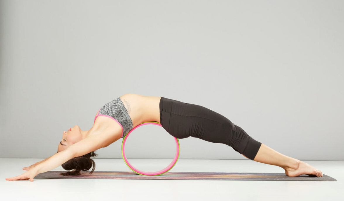 Tư thế tập yoga với vòng- Ngửa mặt uốn cong lưng