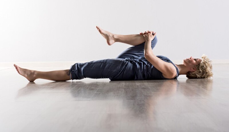 Co duỗi từng chân là một trong các bài tập yoga giảm mỡ bụng sau sinh mổ hiệu quả