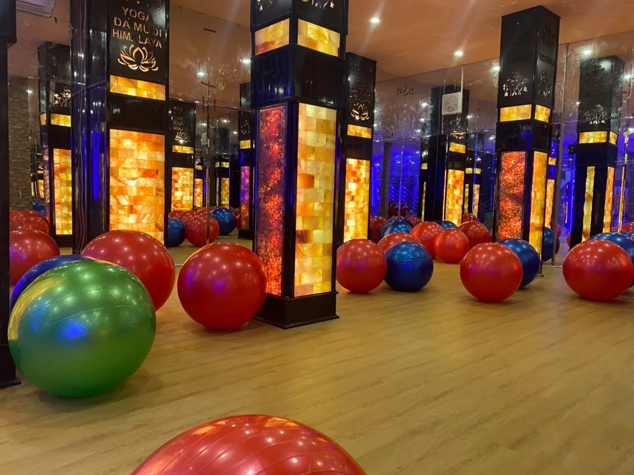 tập yoga đá muối himalaya