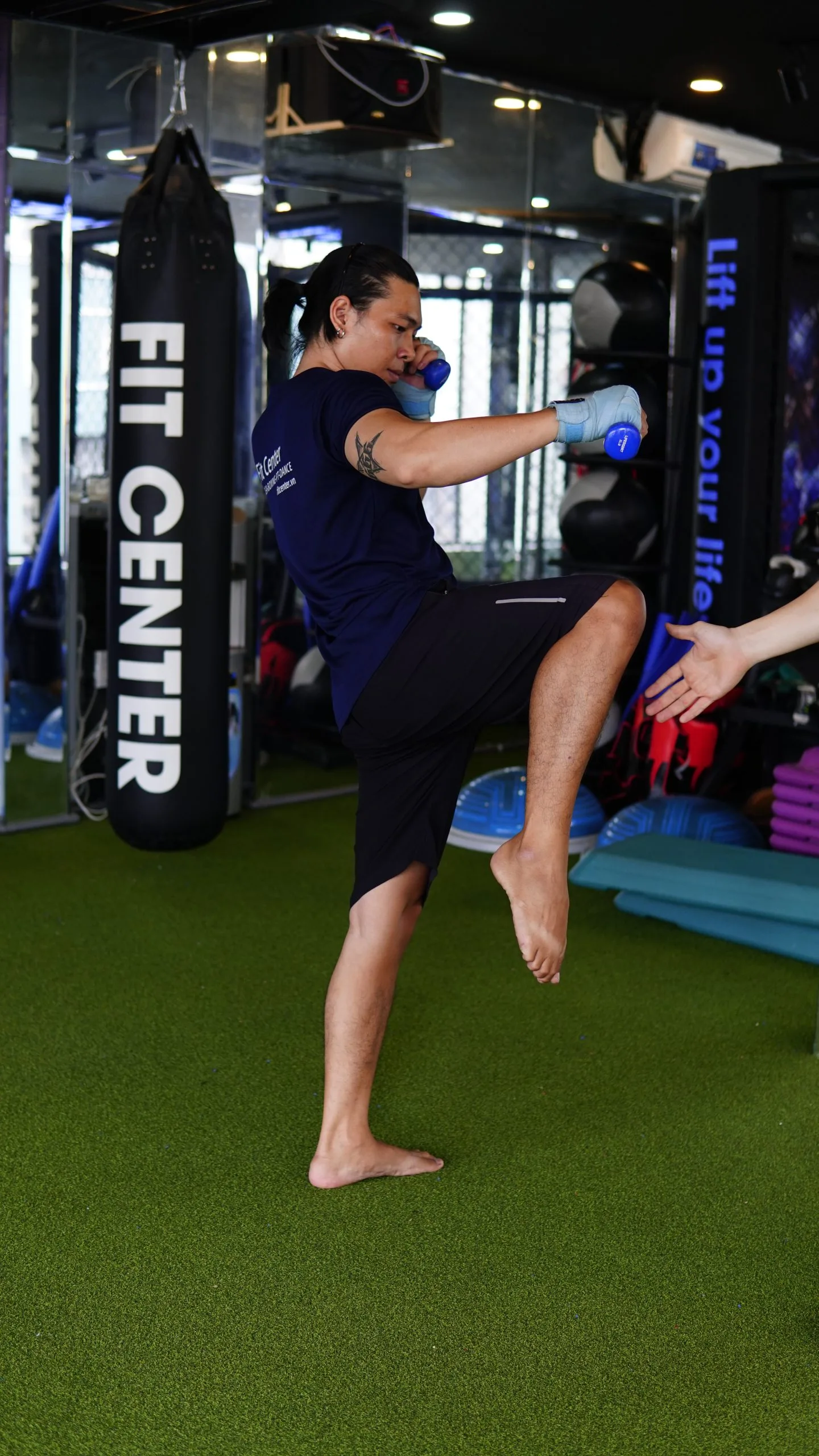 Cách Tập Muay Thái Tại Nhà Và Một Số Bài Tập Muay Thái Cơ Bản Muay thai giup giam stress kiem soat tinh than tot scaled 2 Muay Thái giúp giảm stress và kiểm soát tinh thần tốt