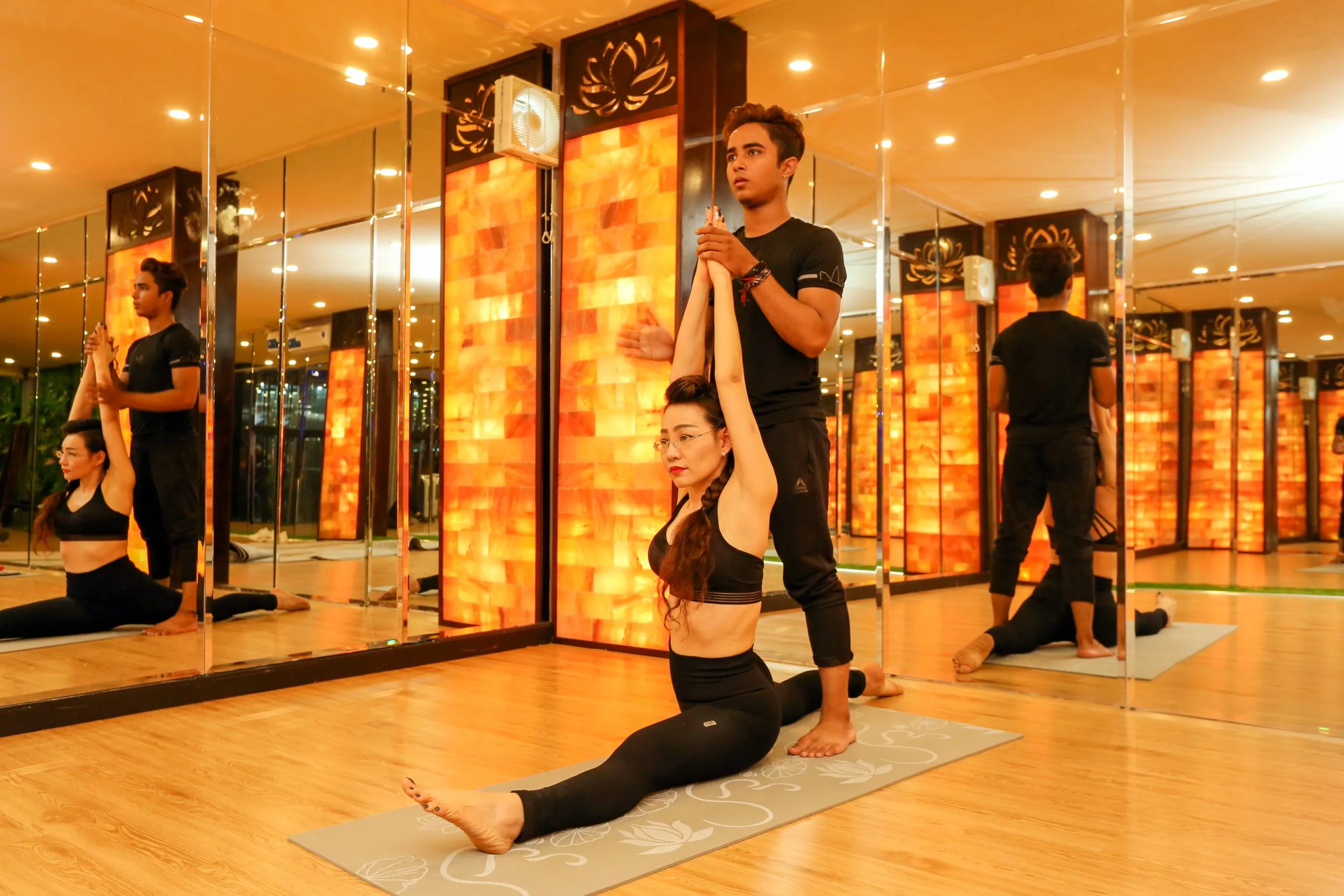 Mách Bạn 10 Bài Tập Yoga Cơ Bản Tại Nhà, Dễ Dàng Thực Hiện chon khong gian tap yoga ly tuong scaled 1 yoga cơ bản tại nhà