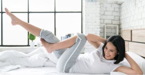 yoga giảm mỡ bụng trên giường