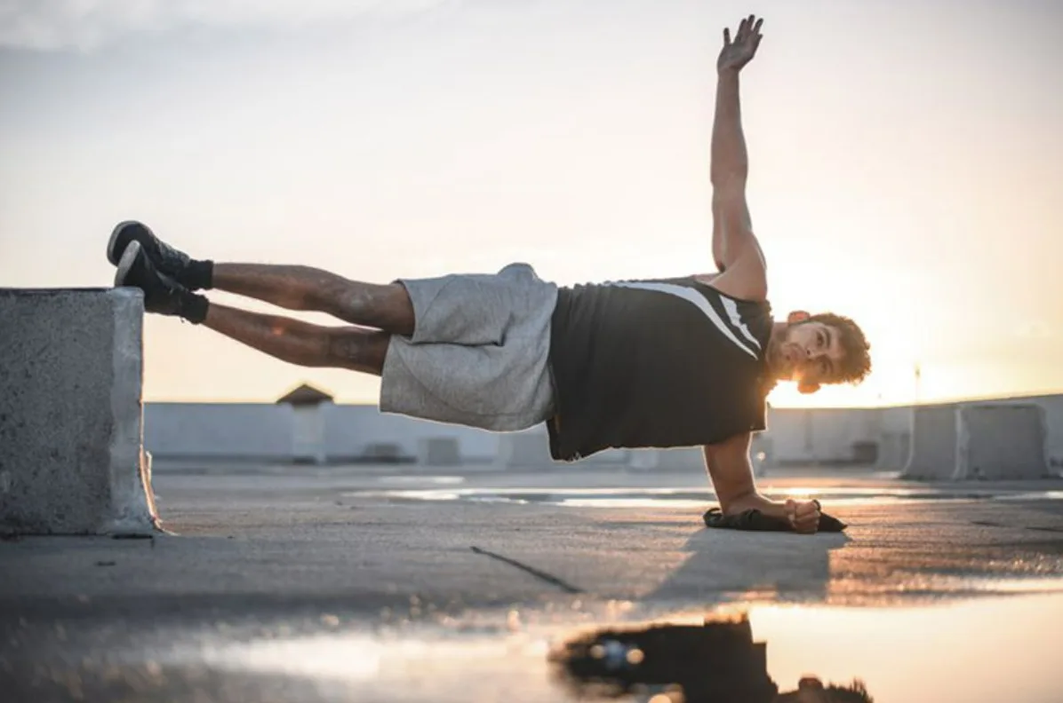 Bật Mí Những Bài Tập Cơ Bụng 6 Múi Cho Cơ Thể Nam Tính, Quyến Rũ bai tap plank nghieng 1 bài tập cơ bụng 6 múi