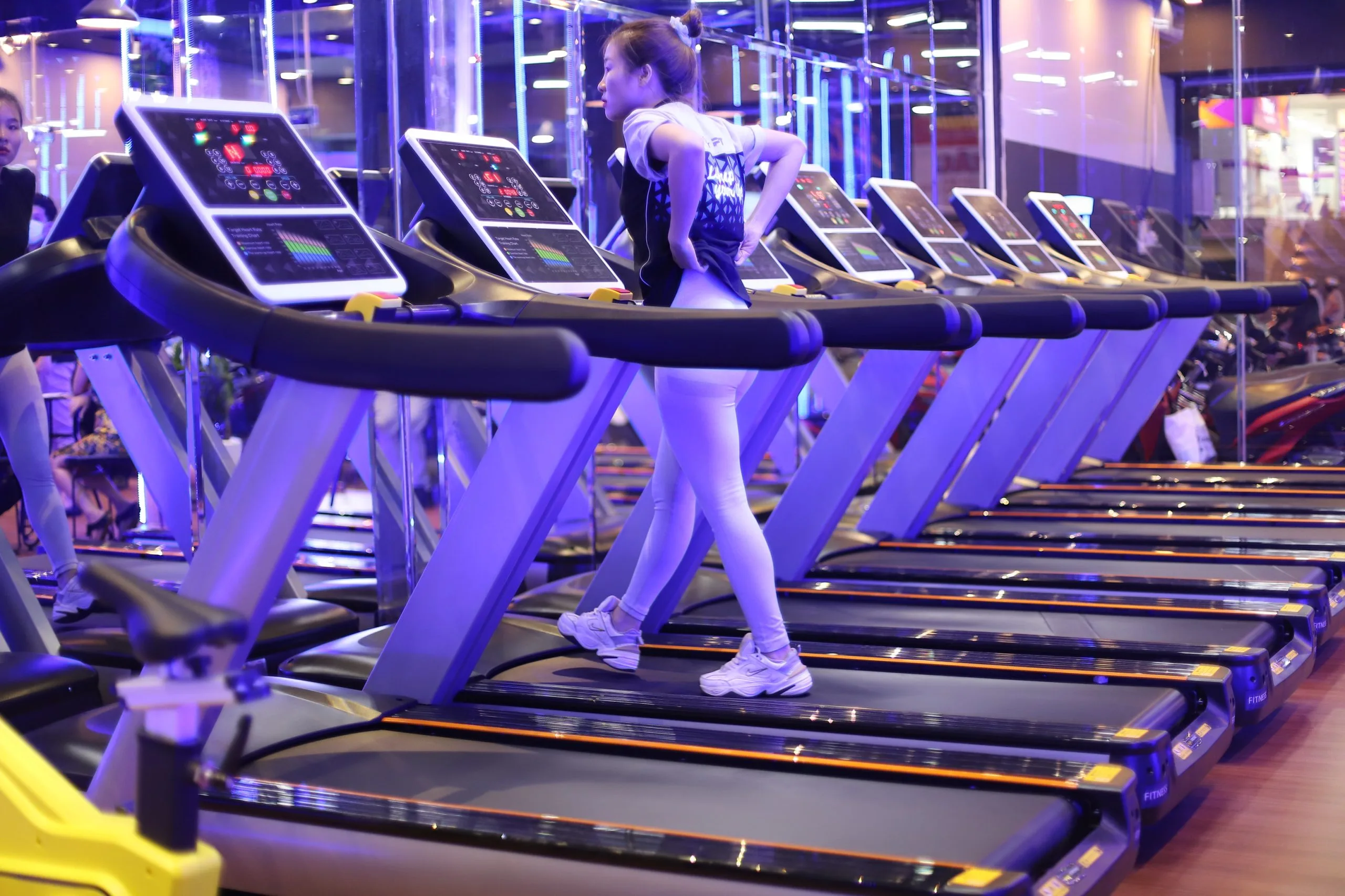 Máy chạy bộ thiết bị cần thiết tại phòng Gym