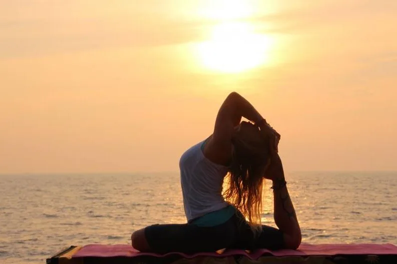 Lịch Tập Yoga 30 Ngày Tại Nhà Cho Người Mới Bắt Đầu karma yoga la gi 2 Karma Yoga là gì?