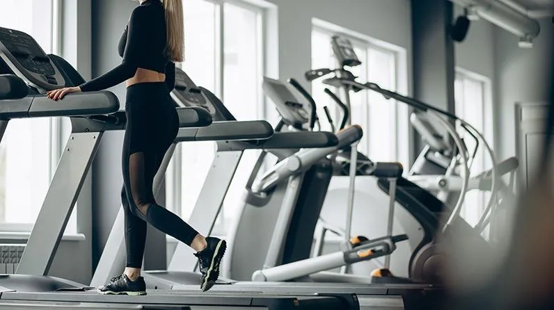 Đi Bộ Trên Máy Có Giảm Mỡ Bụng Không? Cách Thực Hiện Hiệu Quả Và Những Điều Cần Lưu Ý cach di bo giam mo bung tren may 2 đi bộ trên máy có giảm mỡ bụng không