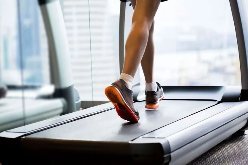 Đi Bộ Trên Máy Có Giảm Mỡ Bụng Không? Cách Thực Hiện Hiệu Quả Và Những Điều Cần Lưu Ý luu y khi di bo giam mo bung tren may 1 3 đi bộ trên máy có giảm mỡ bụng không