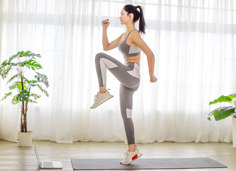 Bài tập HIIT giảm mỡ bụng 2: Chạy nâng cao gối