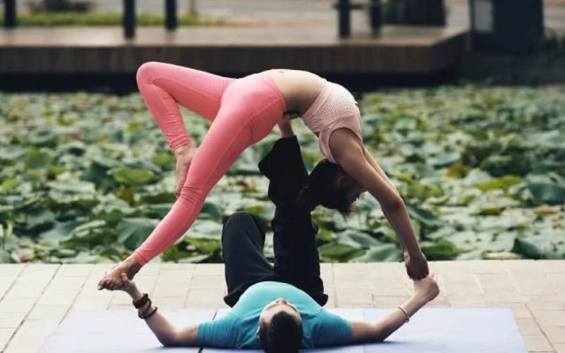 Yoga đôi là gì? Các tư thế yoga đôi dễ thực hiện yoga doi 1 1 Yoga đôi là gì?