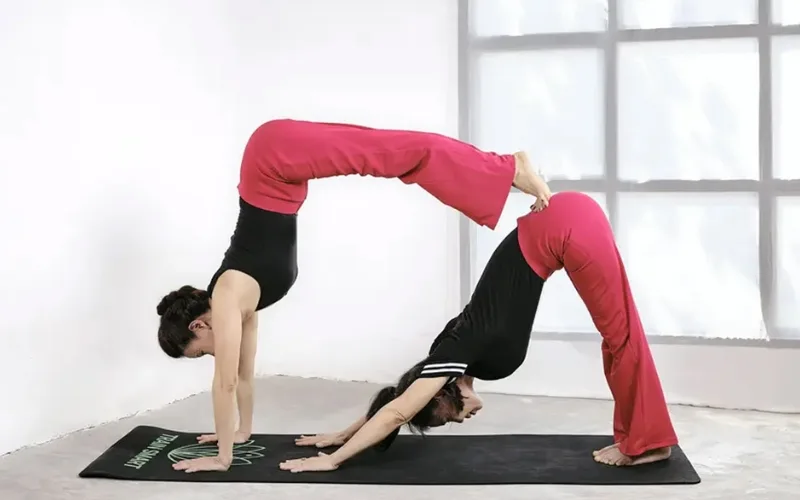 Yoga đôi là gì? Các tư thế yoga đôi dễ thực hiện yoga doi cho cui mat 3 Yoga đôi - Bài tập tư thế chó cúi mặt đôi