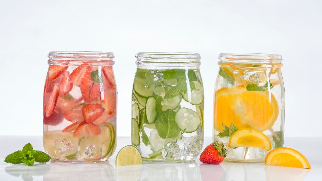 uong nuoc detox 1 Bí quyết uống nước detox giảm cân hiệu quả, an toàn cho sức khỏe
